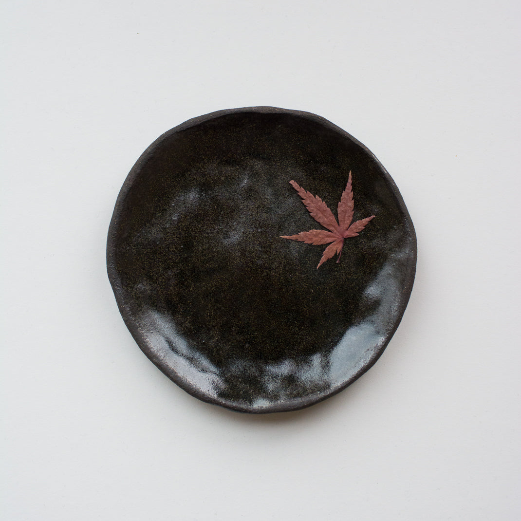 Assiette à entrée/dessert en grès noir réalisée à la main par la céramiste Judith Lasry dans son atelier en bourgogne, pour Brutal Ceramics