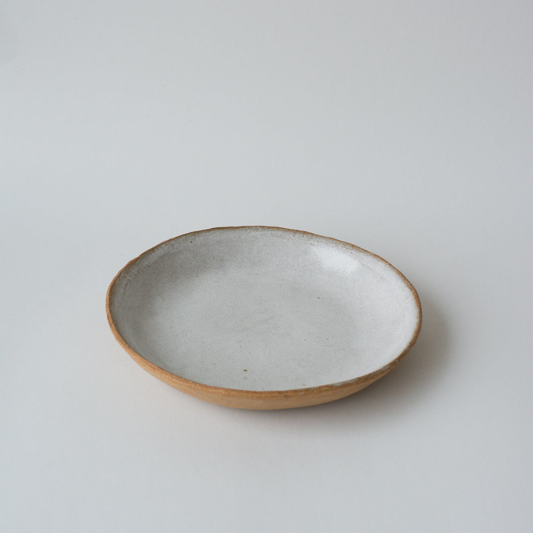 Assiette creuse réalisée à la main par la céramiste Judith Lasry dans son atelier en bourgogne, pour Brutal Ceramics
