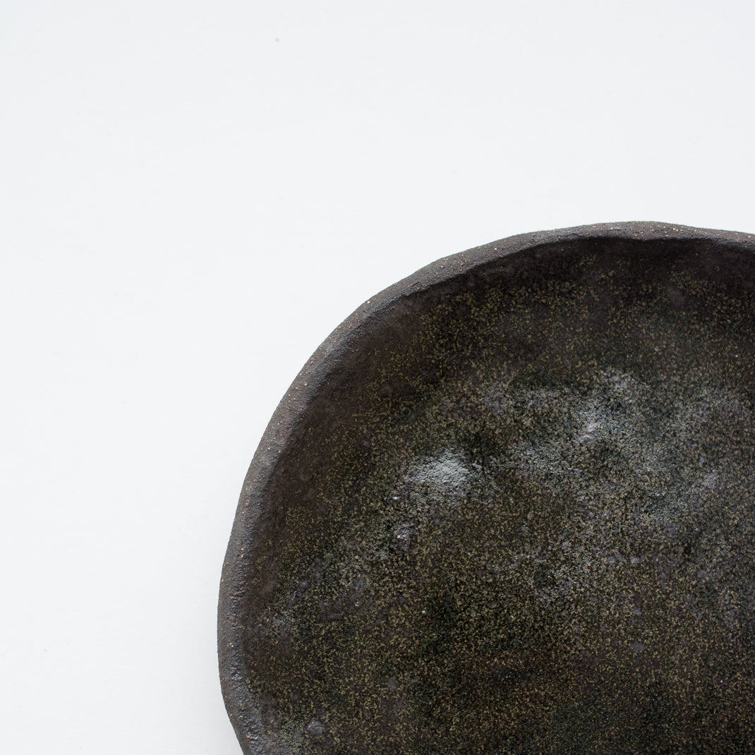 Assiette à entrée/dessert en grès noir réalisée à la main par la céramiste Judith Lasry dans son atelier en bourgogne, pour Brutal Ceramics