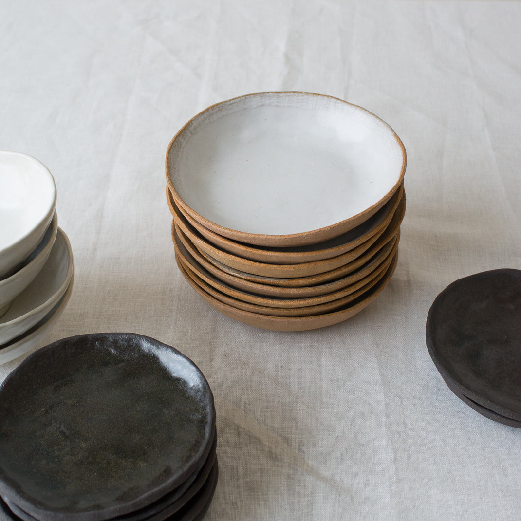 Assiette creuse réalisée à la main par la céramiste Judith Lasry dans son atelier en bourgogne, pour Brutal Ceramics