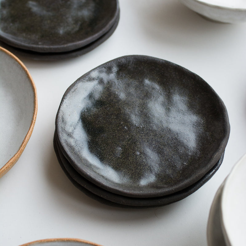 Assiette à entrée/dessert en grès noir réalisée à la main par la céramiste Judith Lasry dans son atelier en bourgogne, pour Brutal Ceramics