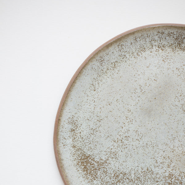 Assiette réalisée à la main par la céramiste Judith Lasry dans son atelier en bourgogne, pour Brutal Ceramics