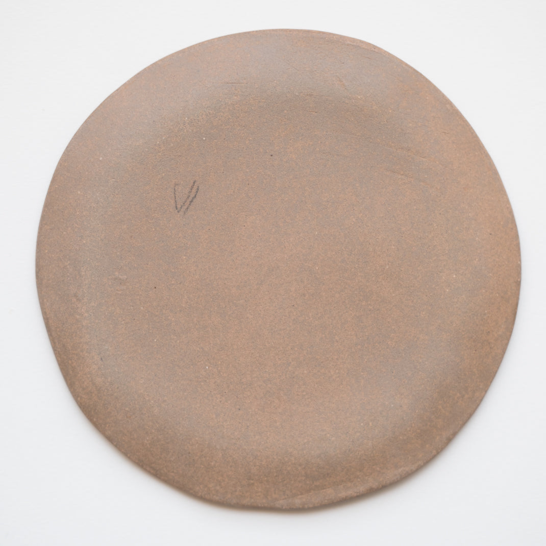 Assiette réalisée à la main par la céramiste Judith Lasry dans son atelier en bourgogne, pour Brutal Ceramics