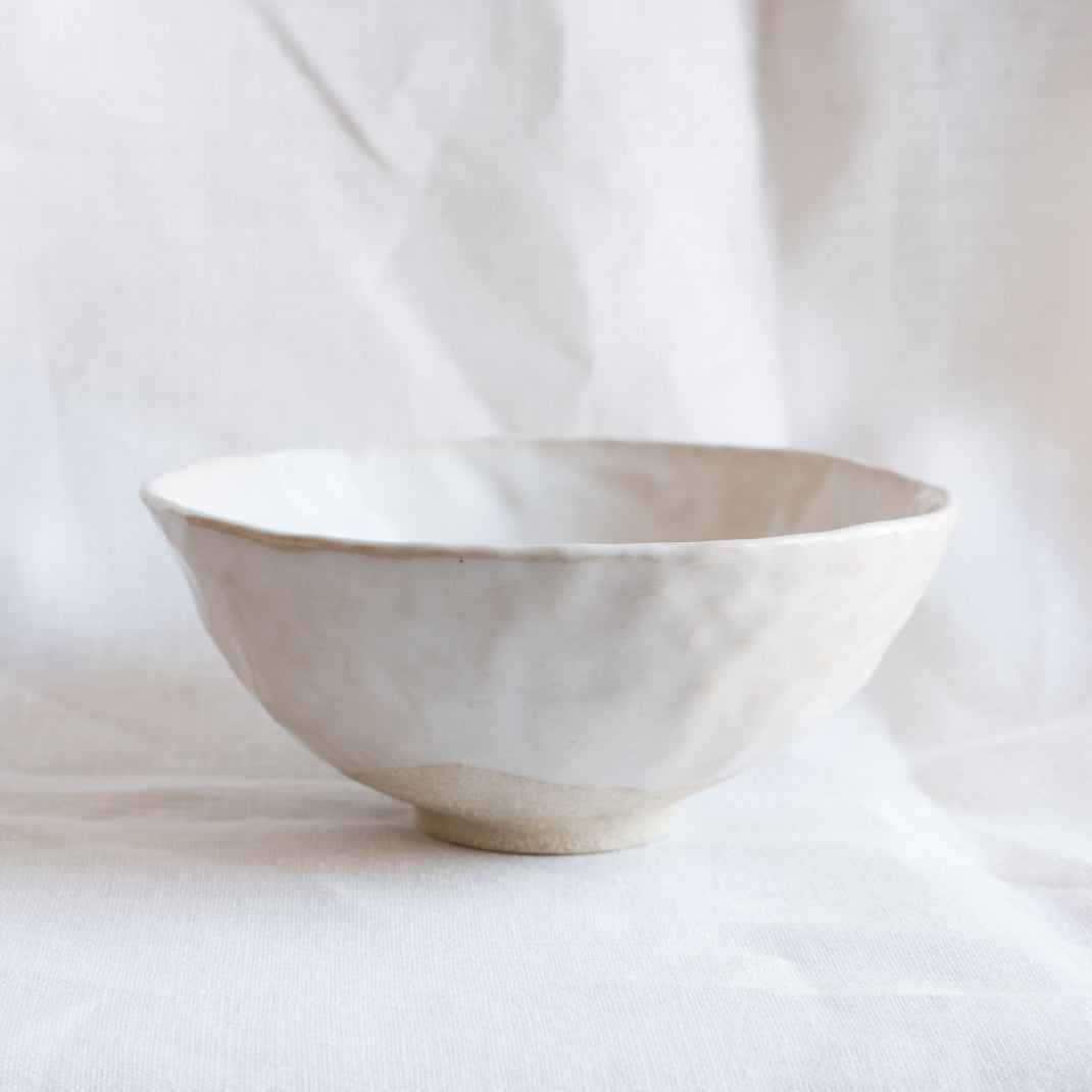 Bol ou saladier réalisé à la main par la céramiste Judith Lasry dans son atelier en bourgogne, pour Brutal Ceramics