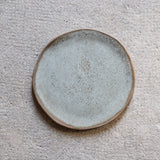 Assiette réalisée à la main par la céramiste Judith Lasry dans son atelier en bourgogne, pour Brutal Ceramics