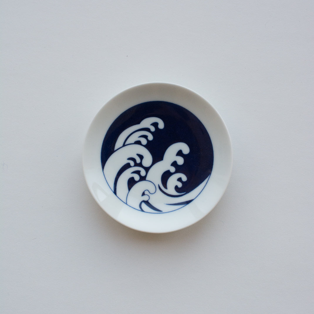 Petite assiette "neige"du fabricant japonais Kihara chez Brutal Petite assiette "vague"du fabricant japonais Kihara chez Brutal 