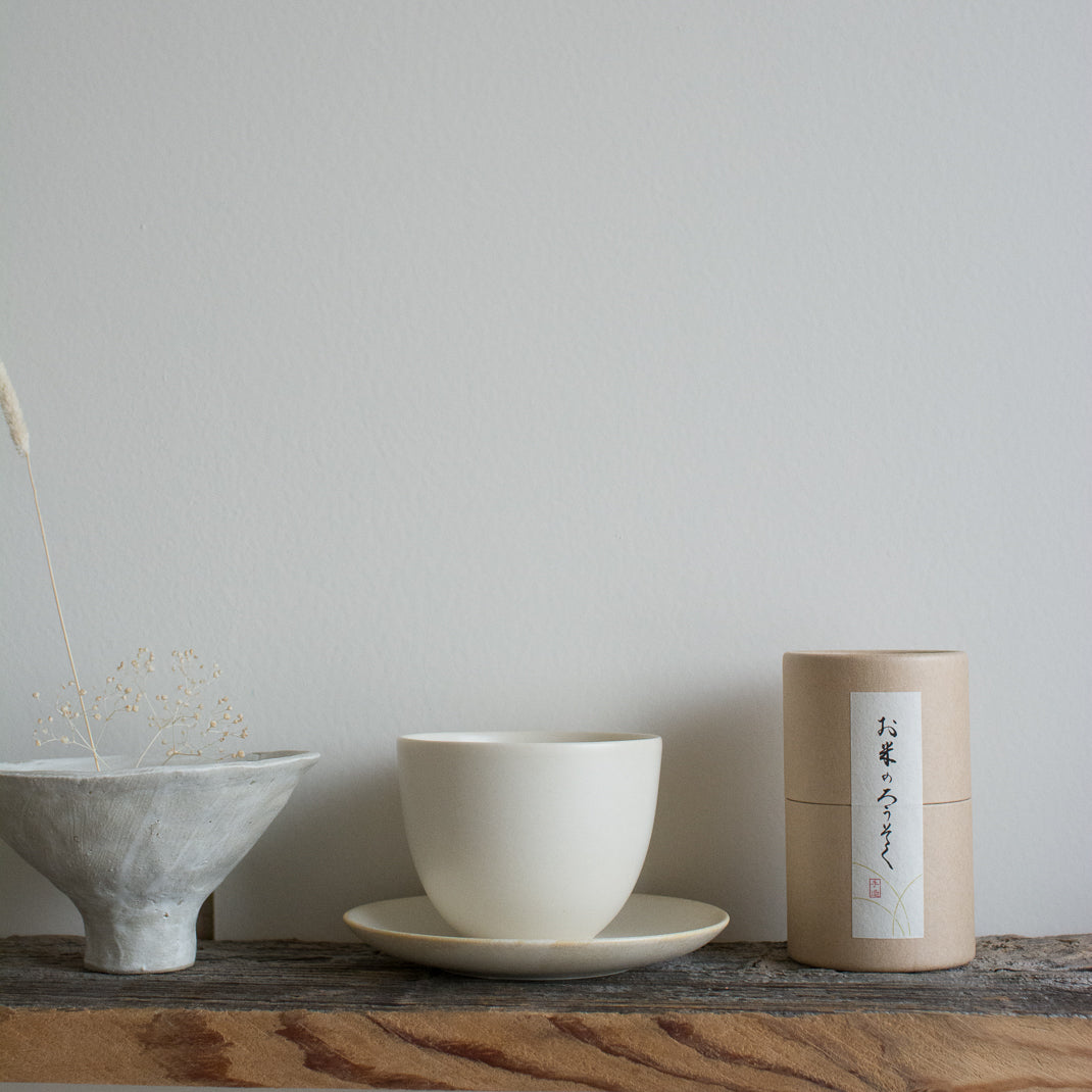 Tasse Kinto de la collection Pebble a été faite dans la préfecture de Gifu au Japon à Tono, connue comme l'une des régions les plus connues de la production de céramique au Japon.