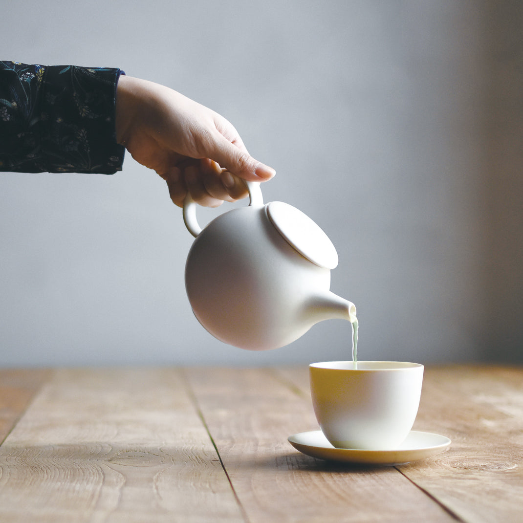 Théière Kinto de la collection Pebble a été faite dans la préfecture de Gifu au Japon à Tono, connue comme l'une des régions les plus connues de la production de céramique au Japon.