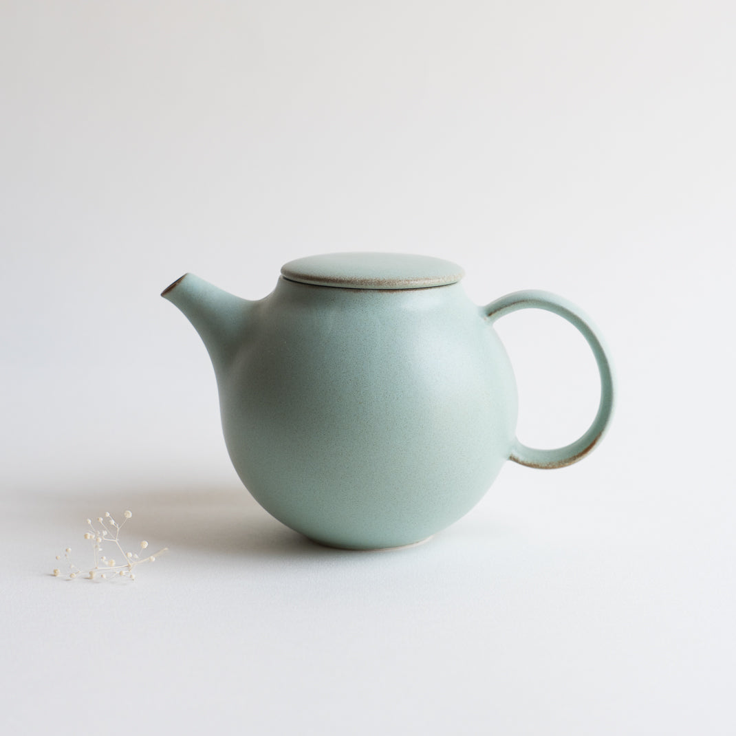 Théière Kinto de la collection Pebble a été faite dans la préfecture de Gifu au Japon à Tono, connue comme l'une des régions les plus connues de la production de céramique au Japon.