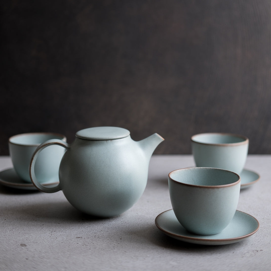 Théière Kinto de la collection Pebble a été faite dans la préfecture de Gifu au Japon à Tono, connue comme l'une des régions les plus connues de la production de céramique au Japon.