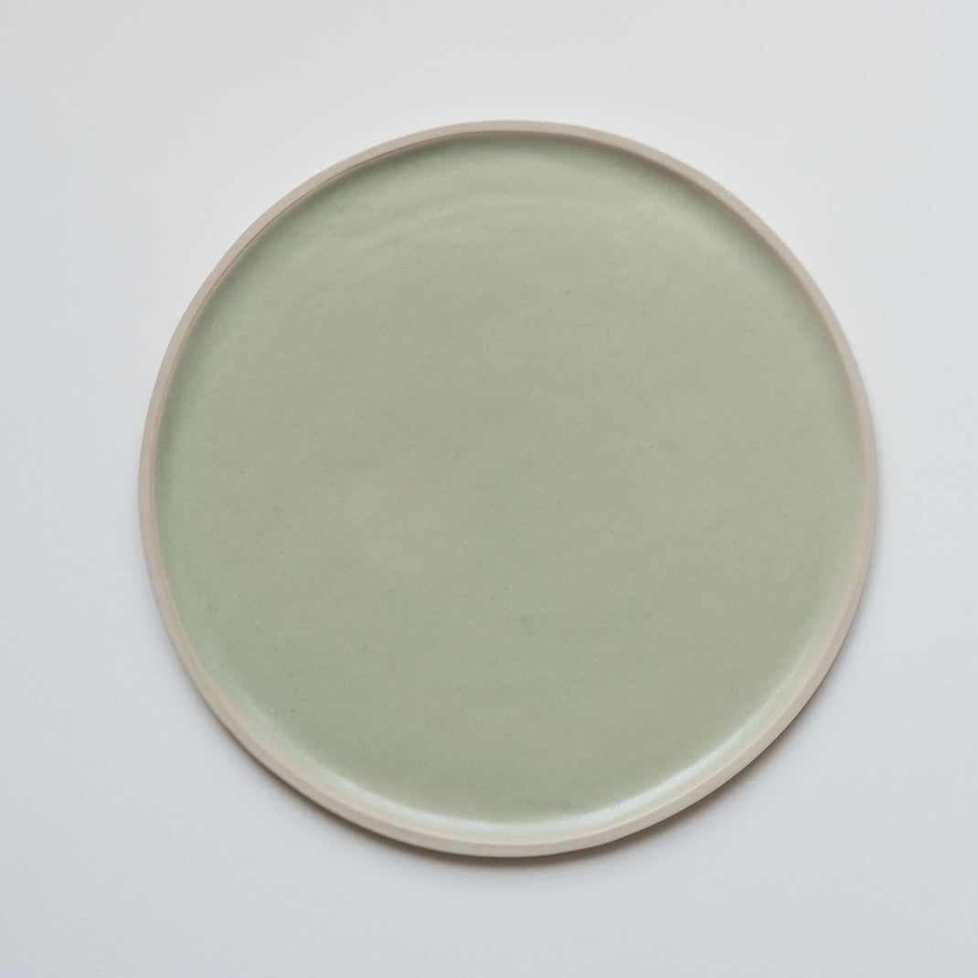 Assiette en grès émaillé céladon de Laurette Broll, céramiste