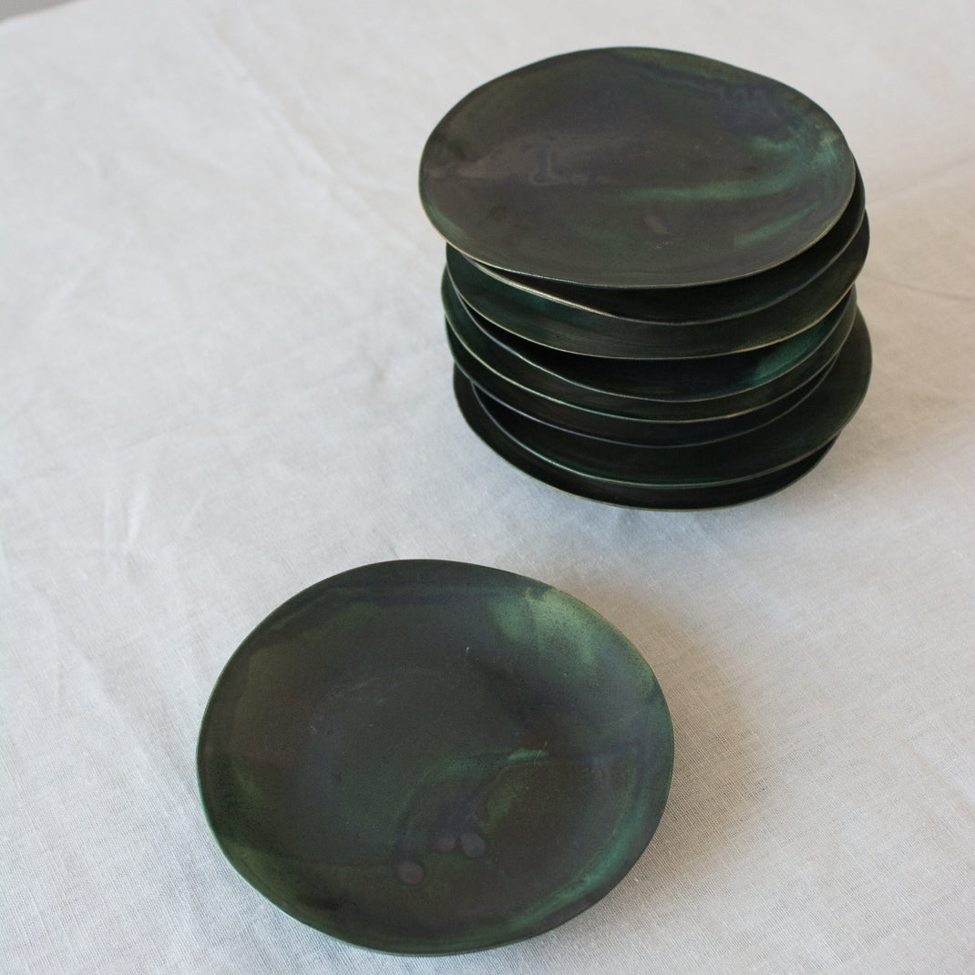 Assiette suspendue bleu de minuit en grès de Laurette Broll, en vente chez Brutal Ceramics