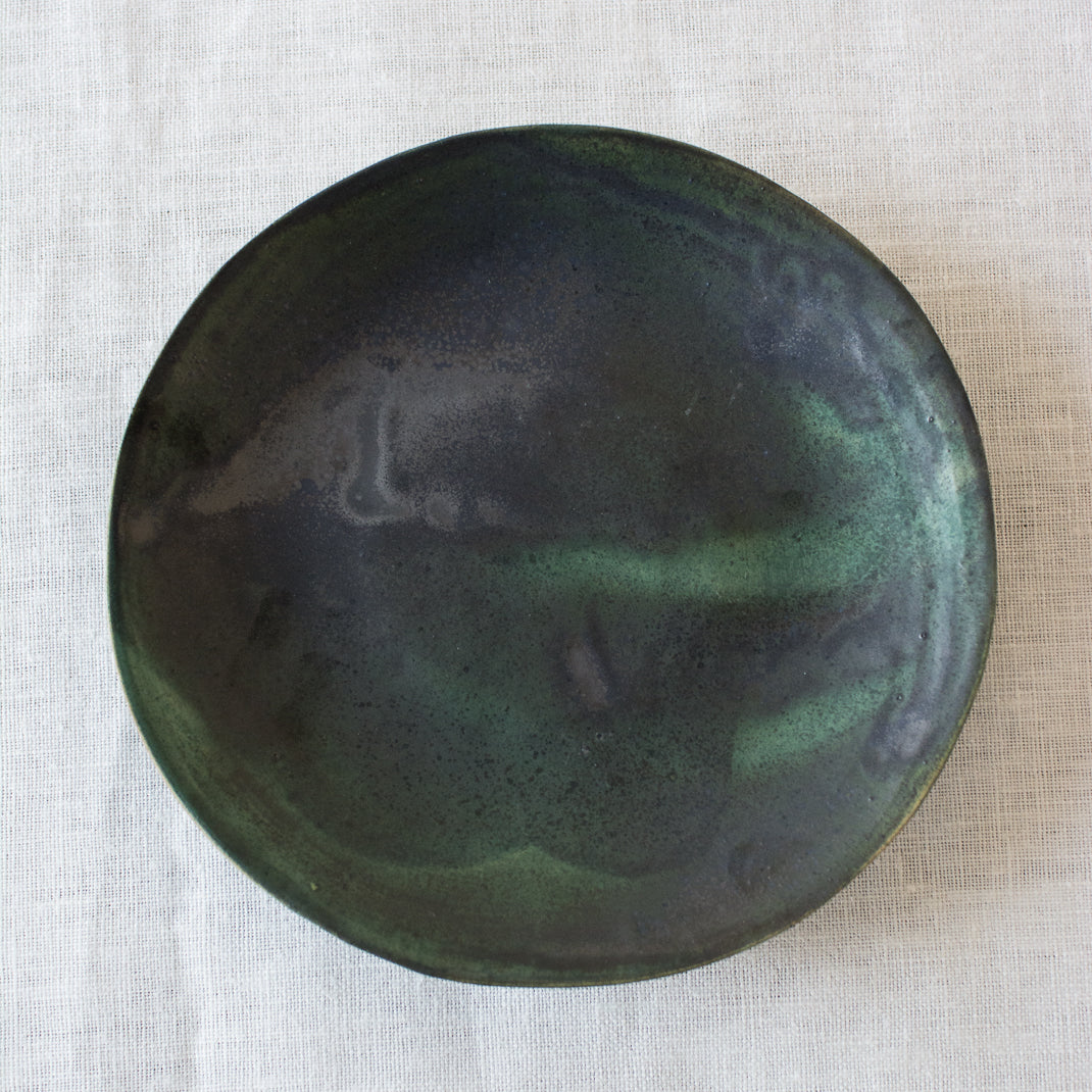 Assiette suspendue bleu de minuit en grès de Laurette Broll, en vente chez Brutal Ceramics