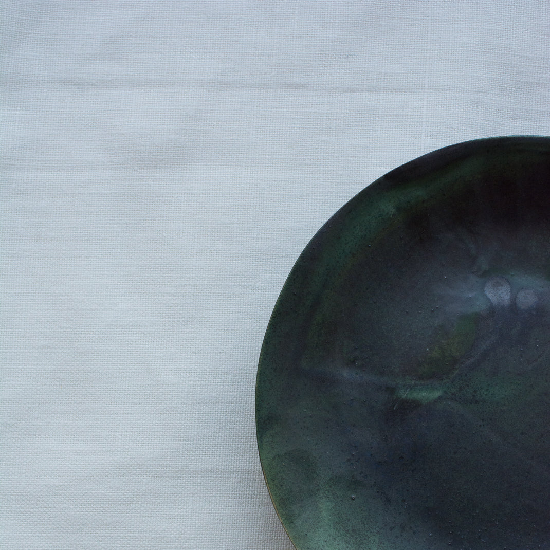 Assiette suspendue bleu de minuit en grès de Laurette Broll, en vente chez Brutal Ceramics