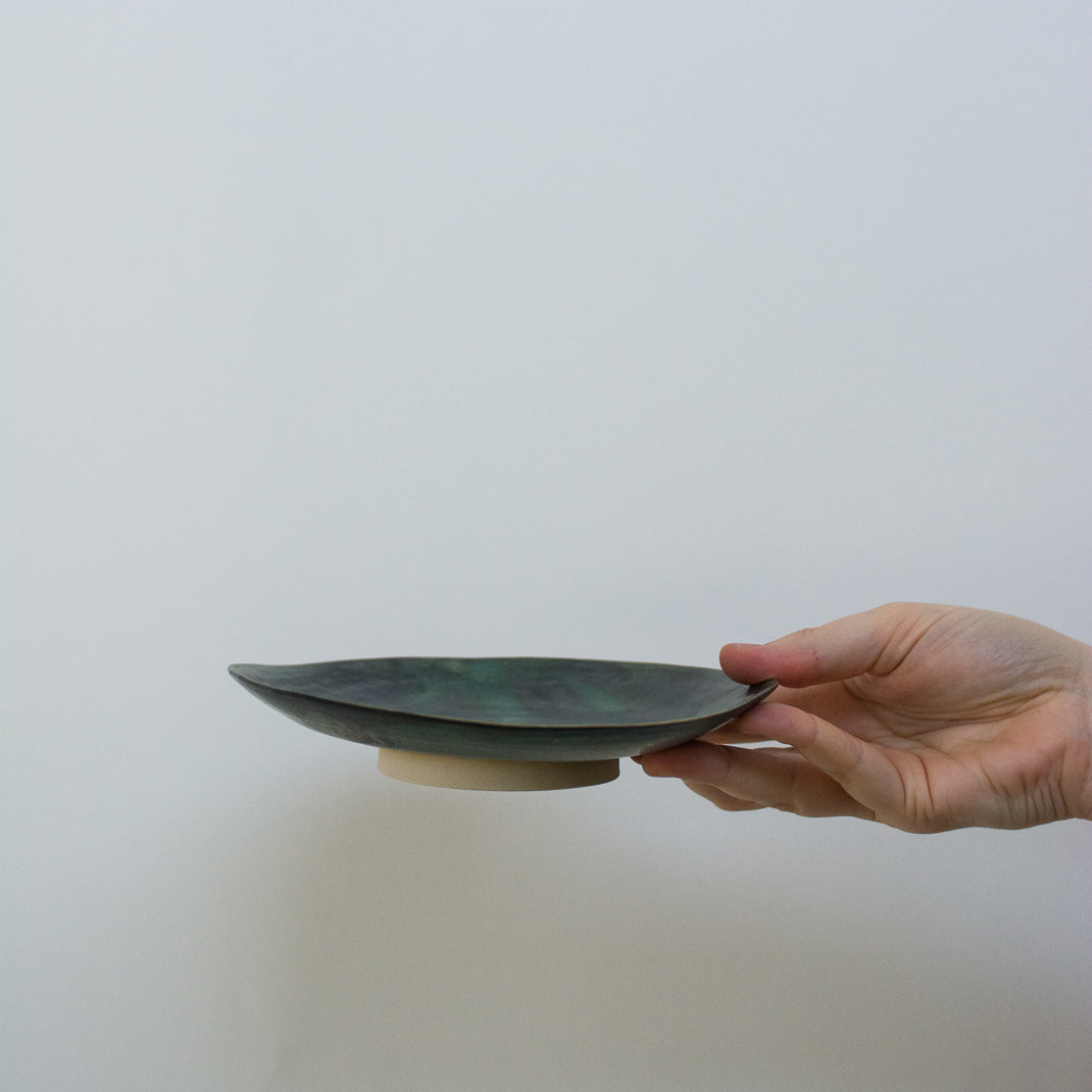 Assiette suspendue bleu de minuit en grès de Laurette Broll, en vente chez Brutal Ceramics