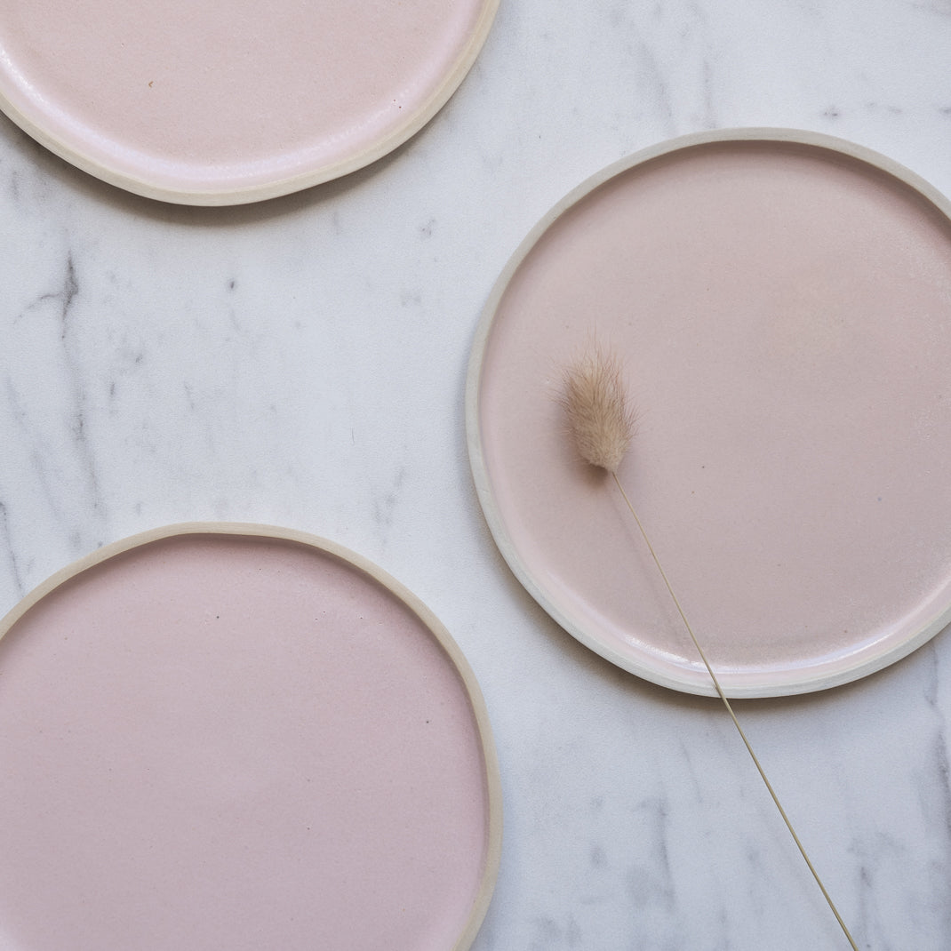 Assiette à dessert rose en grès émaillé de Laurette Broll, céramiste