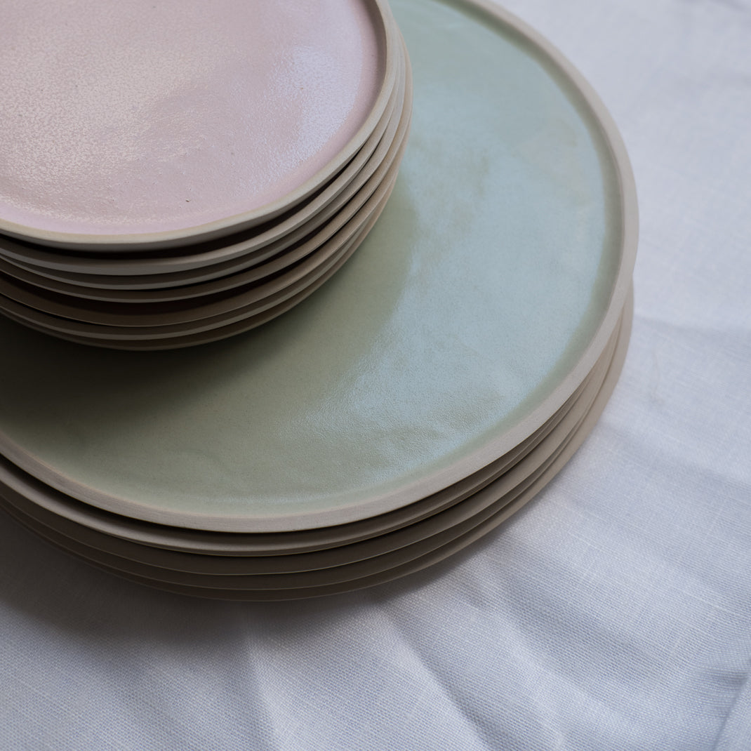 Assiette à dessert rose en grès émaillé de Laurette Broll, céramiste