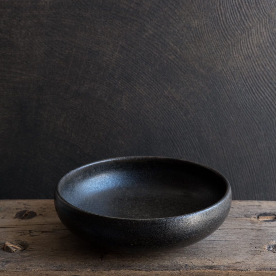 Assiette creuse réalisée à la main par la céramiste Malo Atelier vendu sur Brutal Ceramics