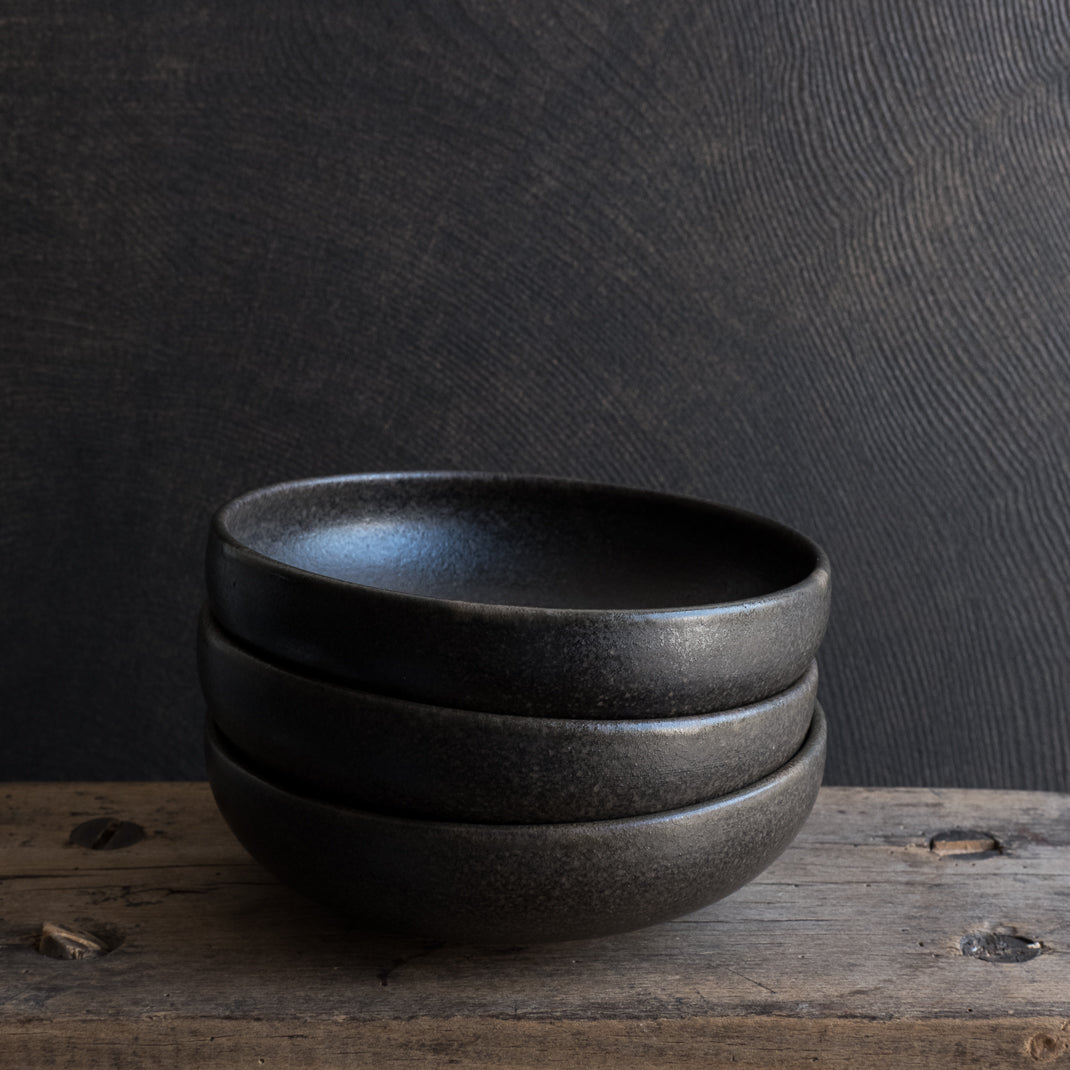 Assiette creuse noire réalisée à la main par la céramiste Malo Atelier vendu sur Brutal Ceramics
