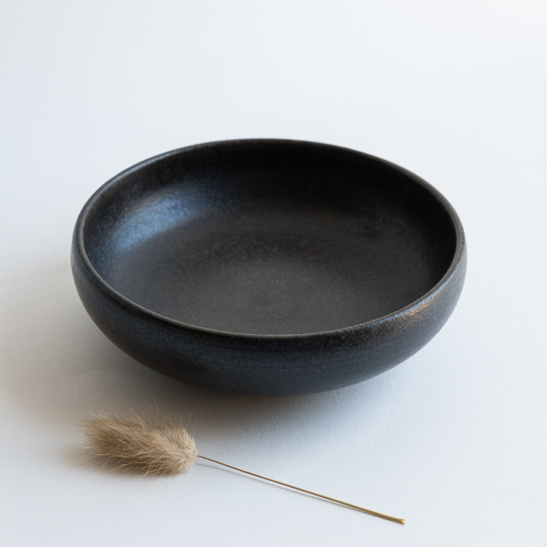 Assiette creuse noire réalisée à la main par la céramiste Malo Atelier vendu sur Brutal Ceramics