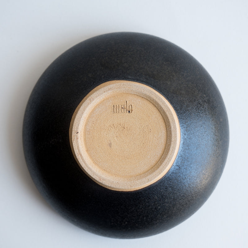 Assiette creuse noire réalisée à la main par la céramiste Malo Atelier vendu sur Brutal Ceramics