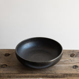 Assiette creuse noire réalisée à la main par la céramiste Malo Atelier vendu sur Brutal Ceramics