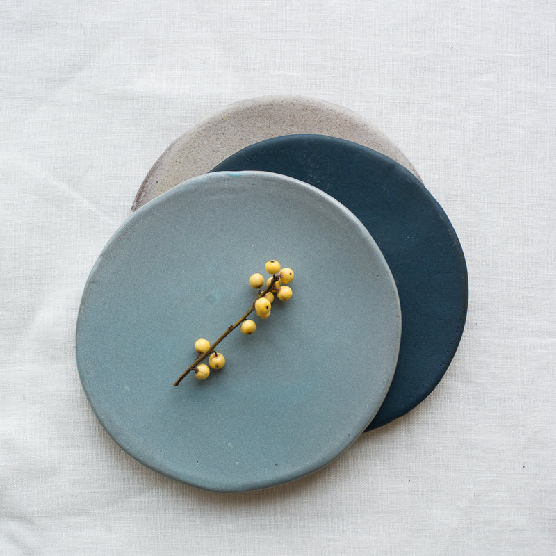 Assiette verte céladon en grès réalisée par Marion Graux, céramiste