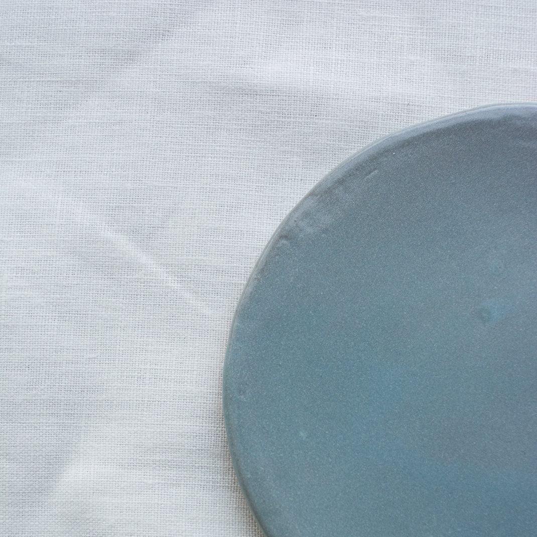 Assiette verte céladon en grès réalisée par Marion Graux, céramiste