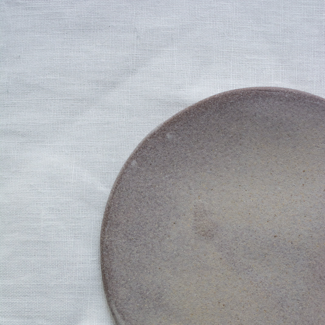 Assiette marron glacé en grès réalisée par Marion Graux, céramiste