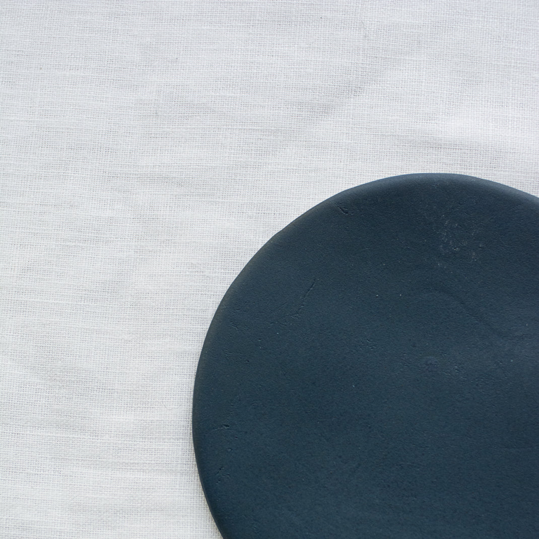 Assiette bleu canard en grès réalisée par Marion Graux, céramiste