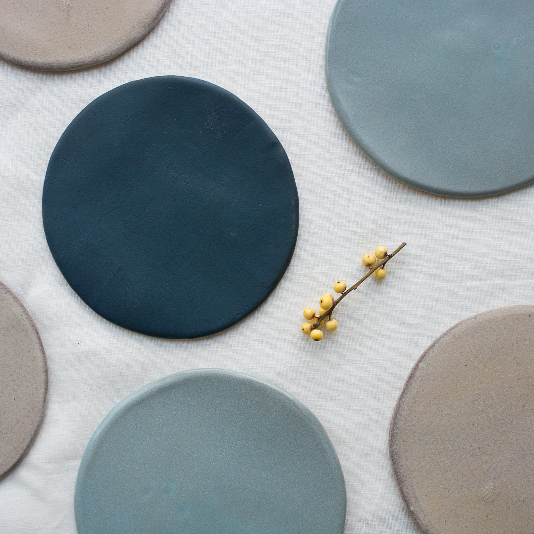 Assiette bleu canard en grès réalisée par Marion Graux, céramiste