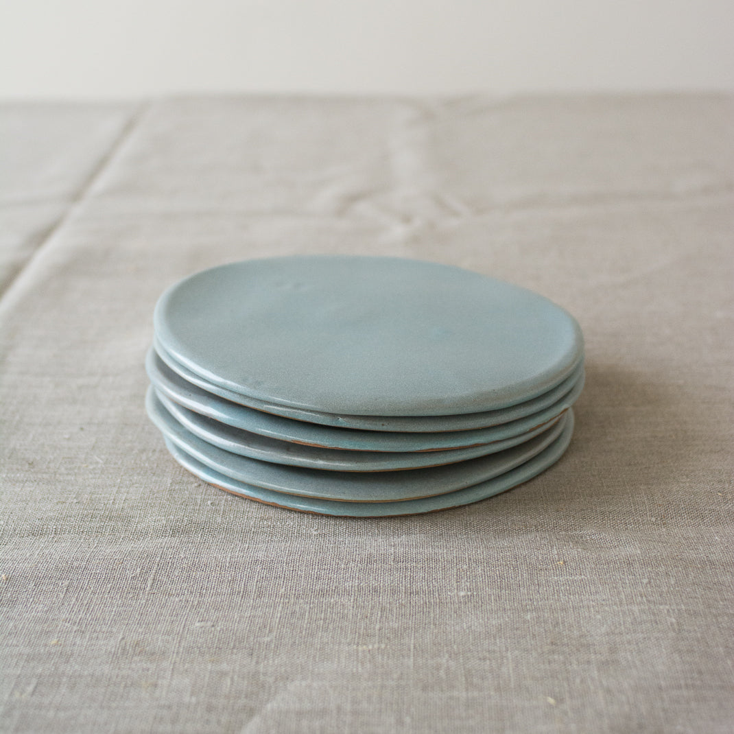 Assiette verte céladon en grès réalisée par Marion Graux, céramiste