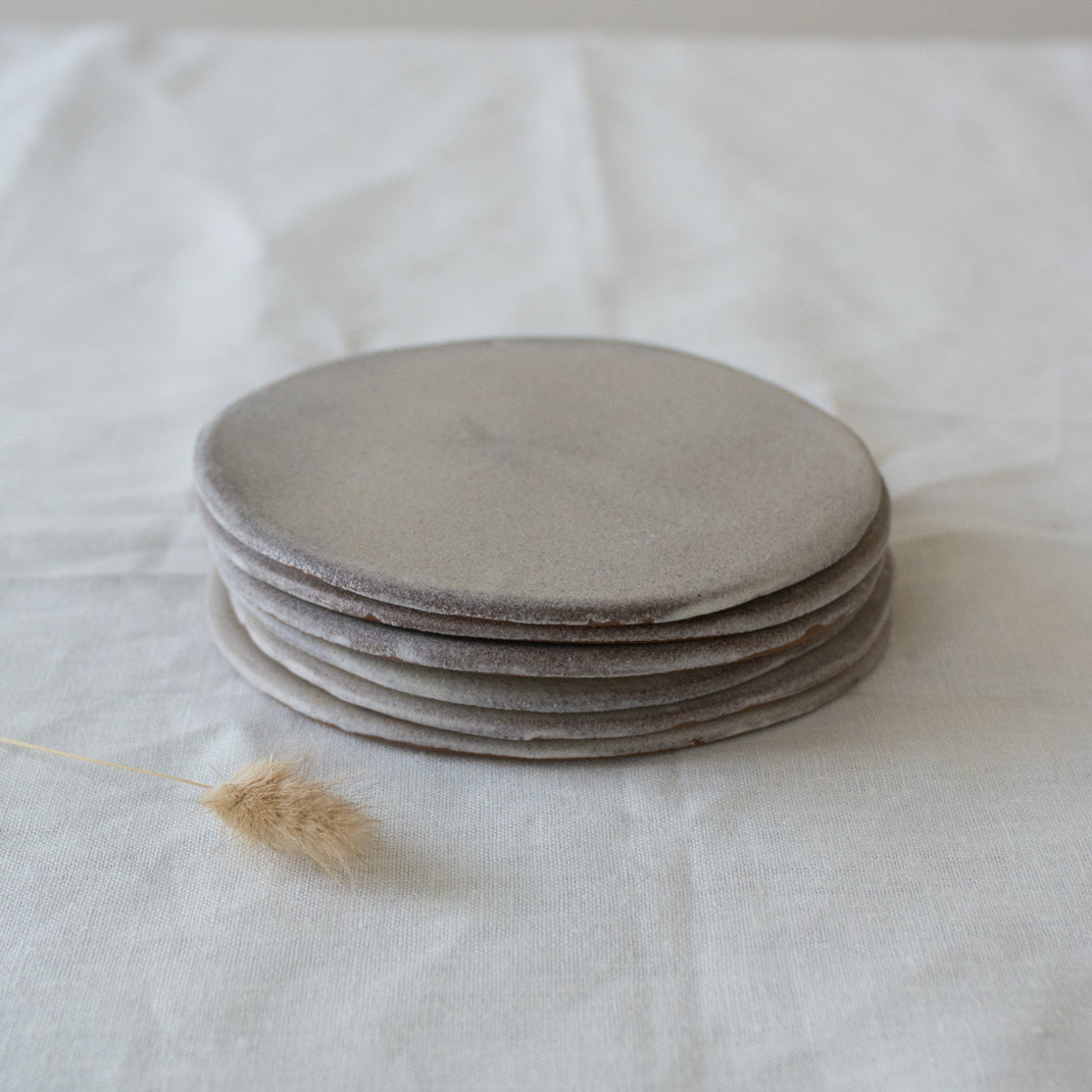 Assiette marron glacé en grès réalisée par Marion Graux, céramiste