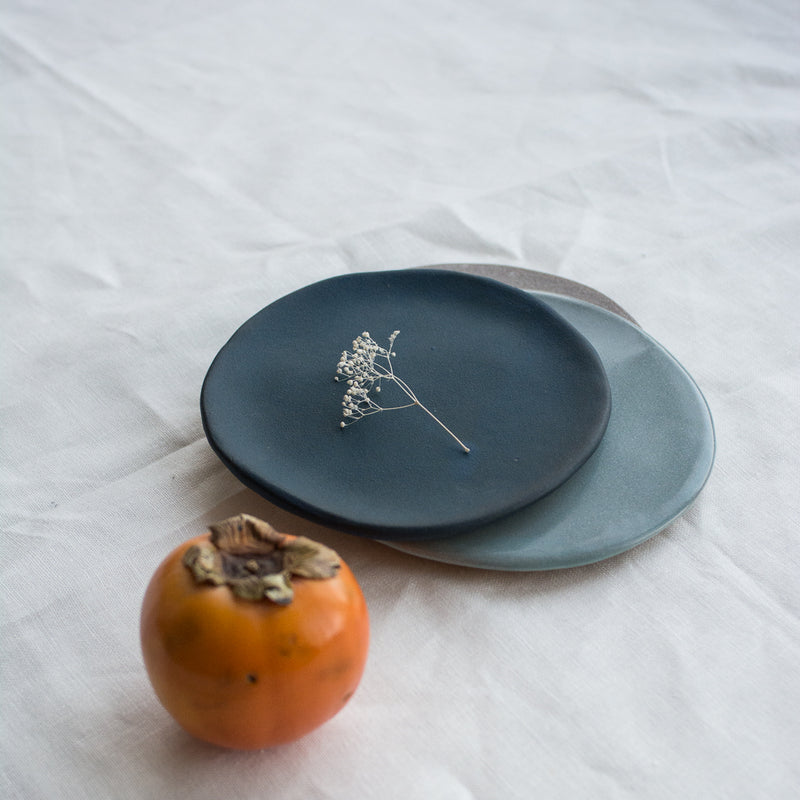 Assiette bleu canard en grès réalisée par Marion Graux, céramiste
