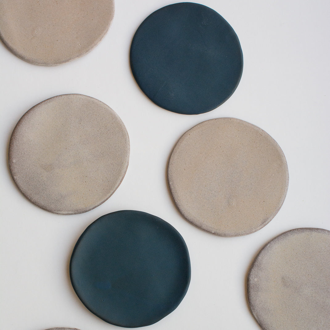 Assiette marron glacé en grès réalisée par Marion Graux, céramiste