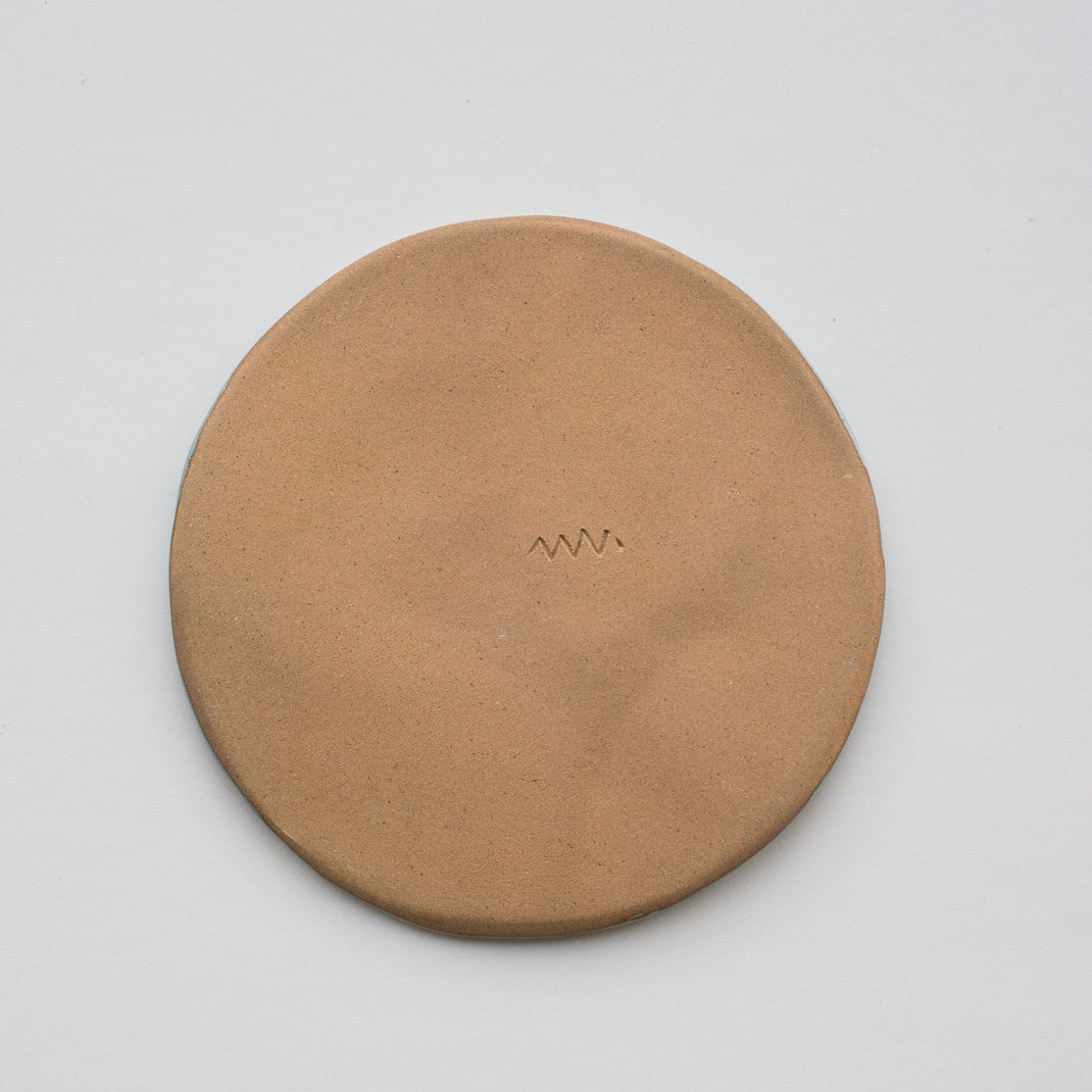 Assiette verte céladon en grès réalisée par Marion Graux, céramiste