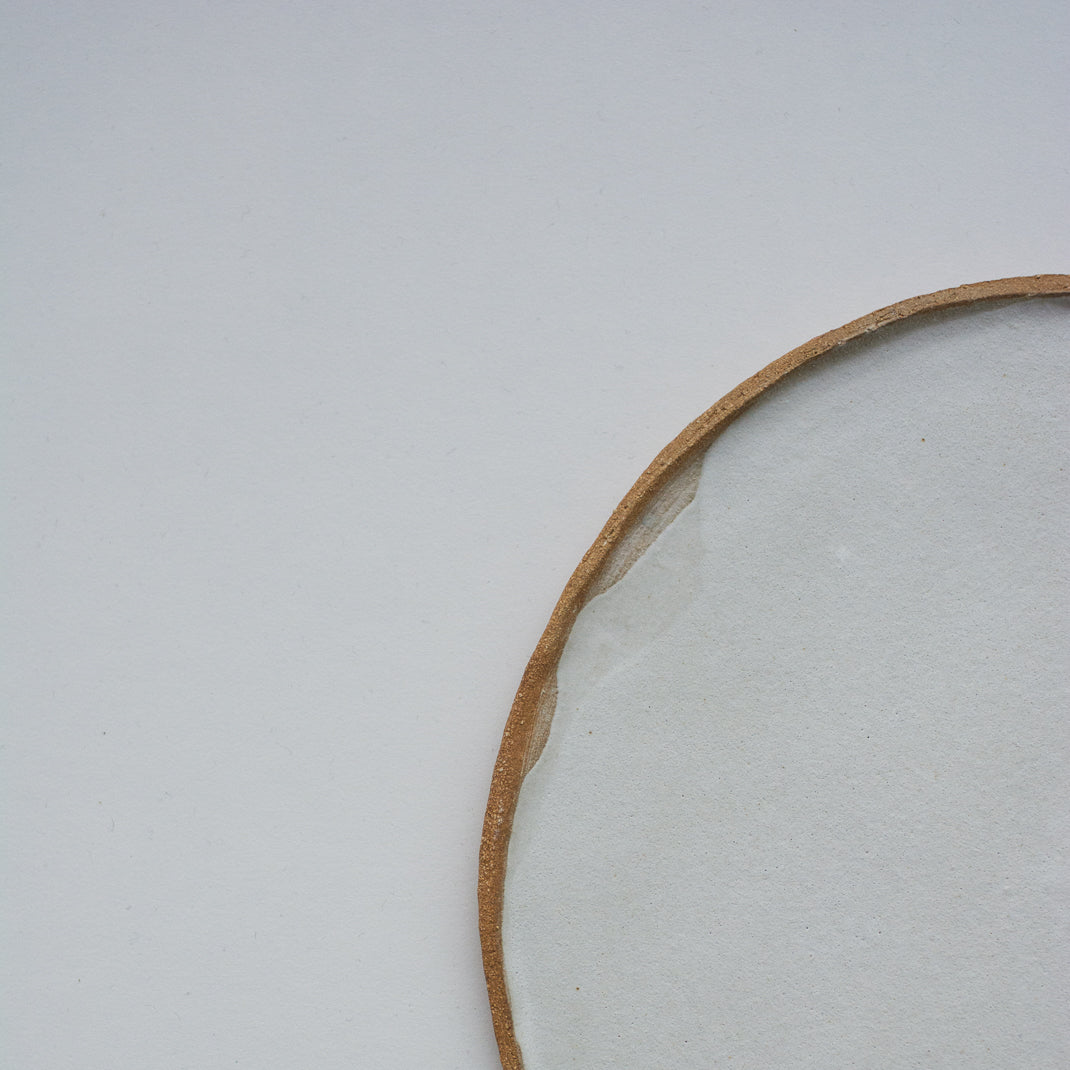 Assiette façonnée à la main par Mathilde Martin, céramiste à Paris