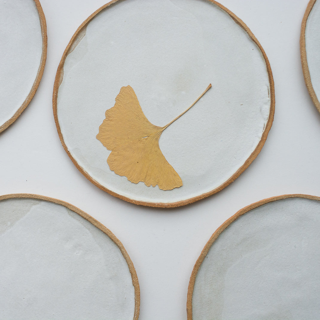 Assiette façonnée à la main par Mathilde Martin, céramiste à Paris