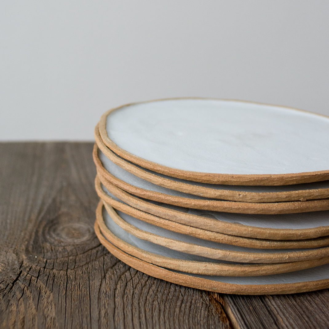 Assiette façonnée à la main par Mathilde Martin, céramiste à Paris