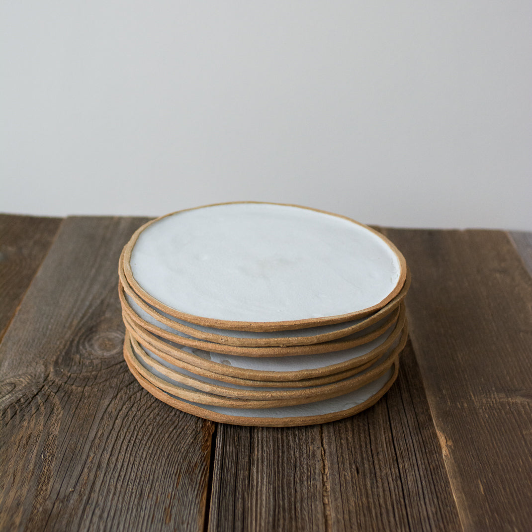 Assiette façonnée à la main par Mathilde Martin, céramiste à Paris