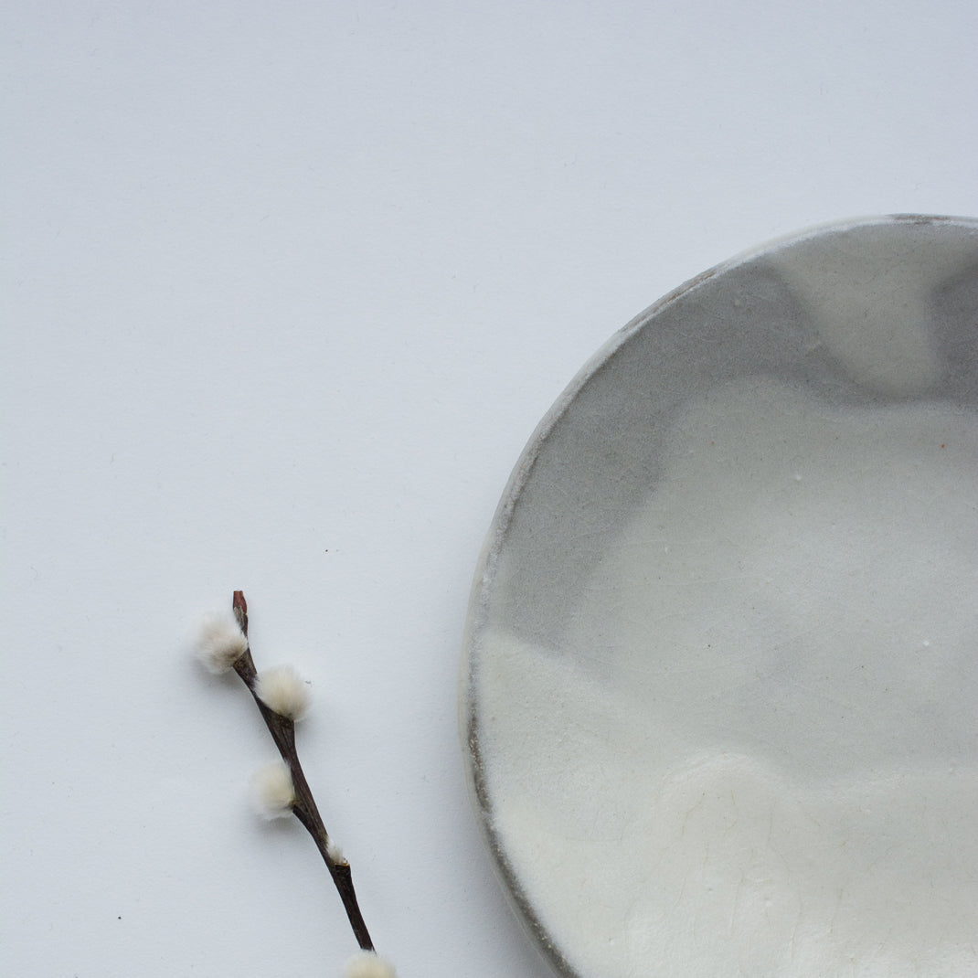 Assiette à dessert façonnée à la main par Mathilde Martin, céramiste à Paris