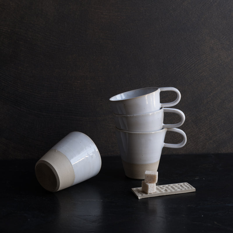 La tasse et la plaquette de la collection Essential de No Ceramic sur la boutique Brutal Ceramics