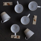 La tasse et la plaquette de la collection Essential de No Ceramic sur la boutique Brutal Ceramics