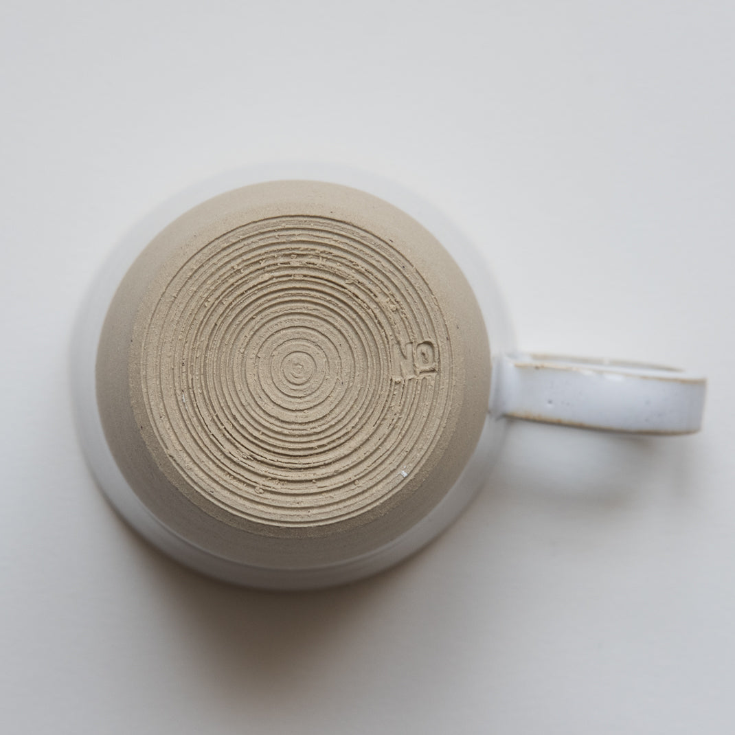 La tasse et la plaquette de la collection Essential de No Ceramic sur la boutique Brutal Ceramics
