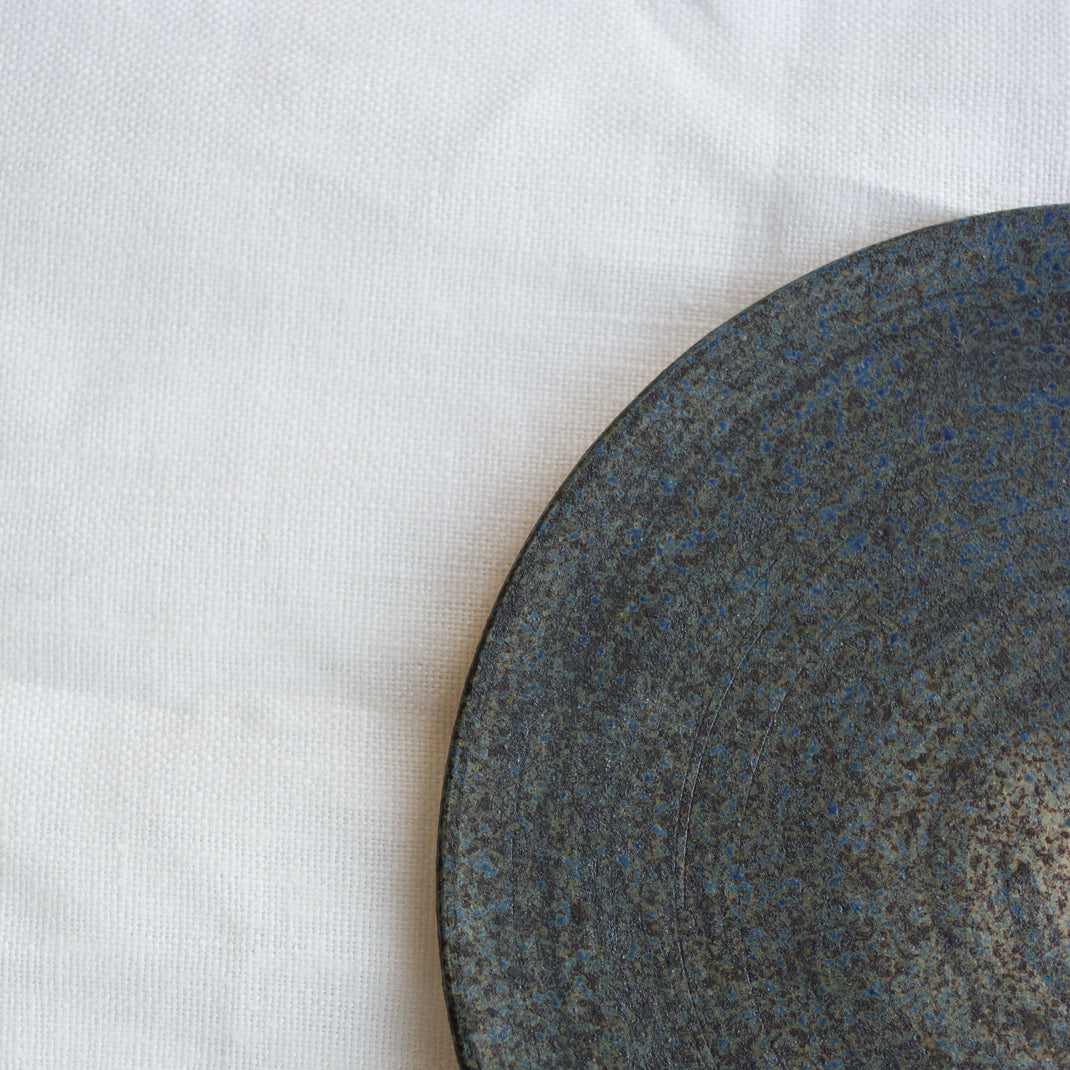 Assiette realisée à la main par la céramiste Patricia Vieljeux, dans son atelier parisien