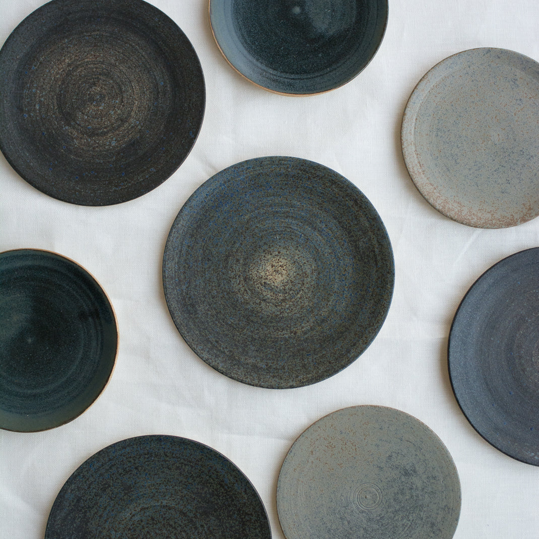 Assiette realisée à la main par la céramiste Patricia Vieljeux, dans son atelier parisien