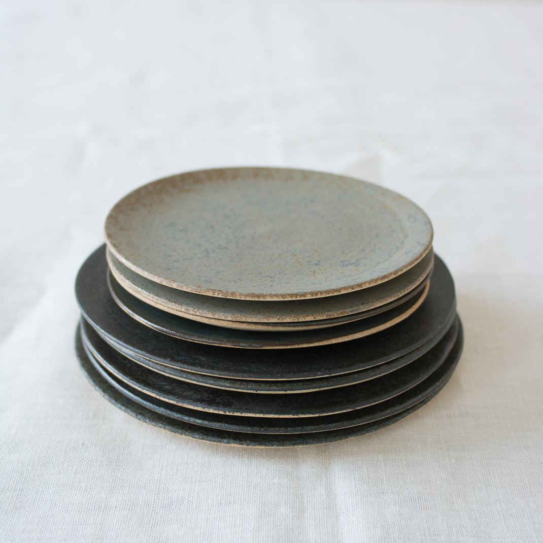 Petite assiette marron realisée à la main par la céramiste Patricia Vieljeux, dans son atelier parisien