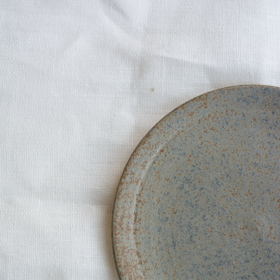 Petite assiette marron realisée à la main par la céramiste Patricia Vieljeux, dans son atelier parisien