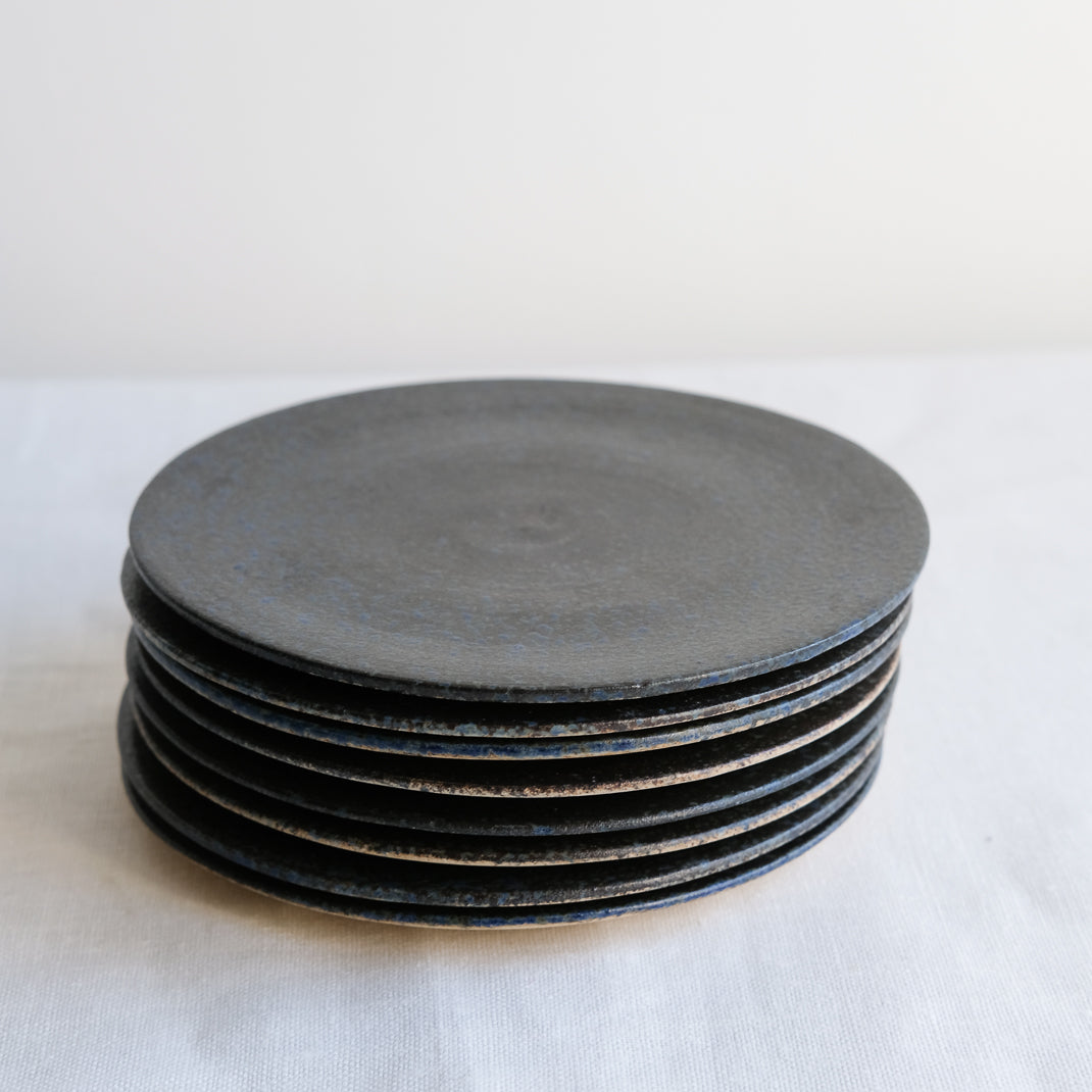 Petite assiette realisée à la main par la céramiste Patricia Vieljeux, dans son atelier parisien