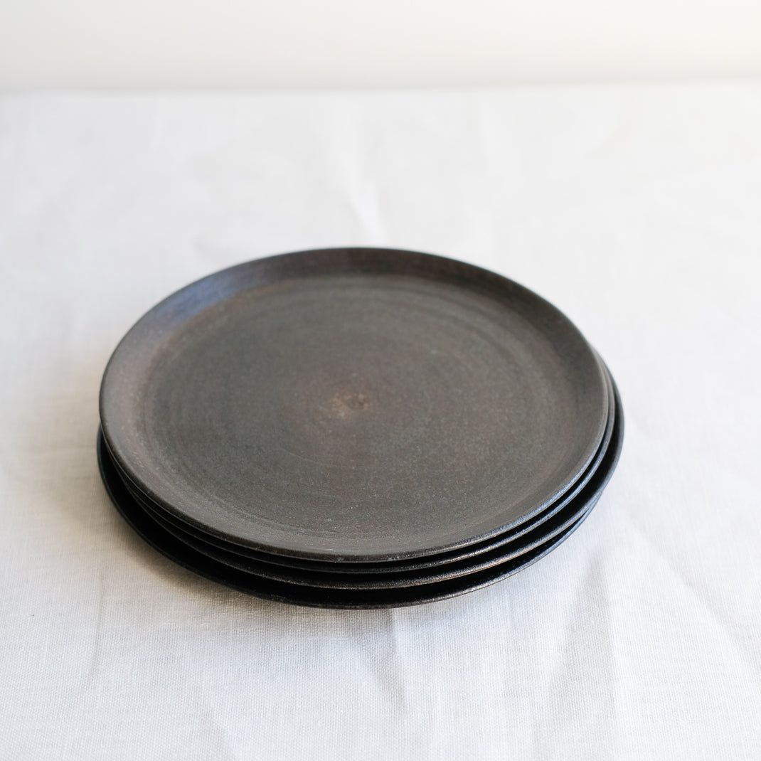 Assiette realisée à la main par la céramiste Patricia Vieljeux, dans son atelier parisien